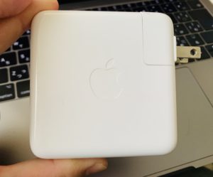MacBookの充電アダプタ