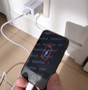 USB充電器でポケトークを充電中