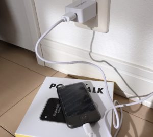 USB充電器で充電中のポケトークS